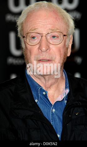 Sir Michael Caine unterschreibt Exemplare seines Buches "The Elephant nach Hollywood" bei Waterstone es London England Stockfoto