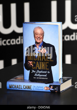 Sir Michael Caine unterschreibt Exemplare seines Buches "The Elephant nach Hollywood" bei Waterstone es London, England - 30.09.10 Stockfoto