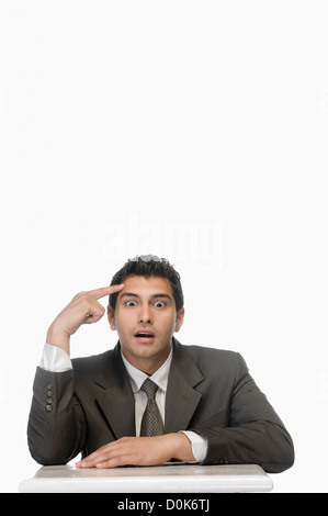 Porträt eines Geschäftsmannes, der mit seinem weit geöffneten Augen denken Stockfoto