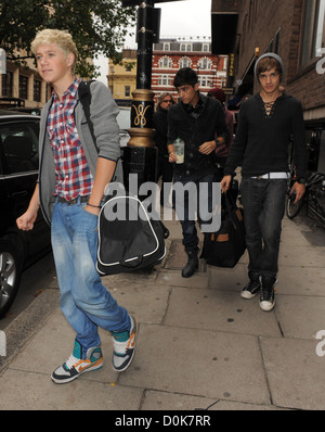 X Factor Kandidaten Niall Horan, Zain Malik und Liam Payne von Boy band 1 Richtung in einem Fitnessstudio. London, England - 05.10.10 Stockfoto