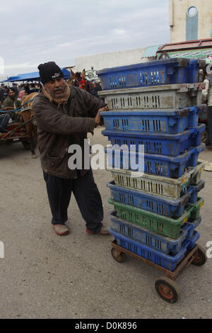 27. November 2012 - Gaza-Stadt, Gazastreifen, Palästina - palästinensische Männer verkaufen Fisch auf einem Markt in Gaza-Stadt 27. November 2012. Israel gelockert Beschränkungen auf Gaza Fischer am Samstag weitere Umsetzung von Ägypten nach einer Woche heftige Kämpfe, palästinensische Beamte sagte ausgehandelten Waffenstillstand (Credit-Bild: © Naaman Omar/APA Images/ZUMAPRESS.com) Stockfoto