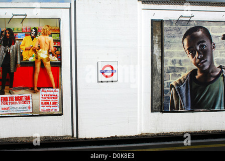 Poster auf einer Station Rohrwand auf Northfields. Stockfoto