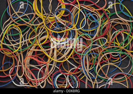 Hintergrund mit einem Haufen von bunten Kautschuk Bändern gemacht Stockfoto