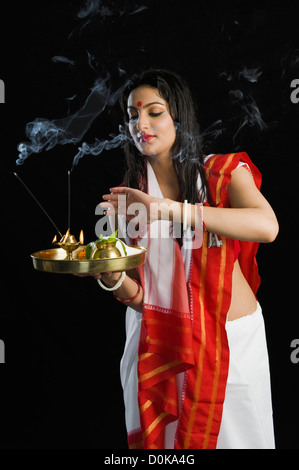 Frau in Bengali Sari hält Pooja thali Stockfoto