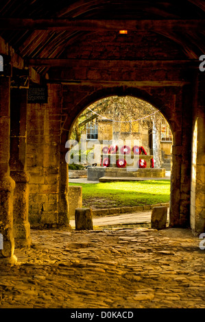 Kriegerdenkmal und Kränze in den Cotswolds. Stockfoto