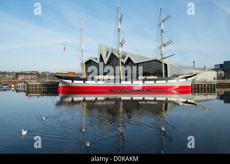 Blick auf neue Riverside Museum für Verkehr und Schiff Glenlee in Glasgow Schottland britische Architektin Zaha Hadid Stockfoto