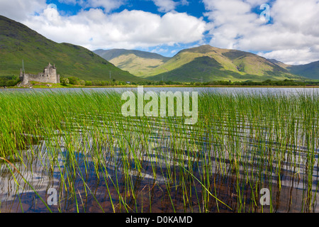 Loch Awe und die Ruinen der Burg aus dem 15. Jahrhundert Kilchurn. Stockfoto