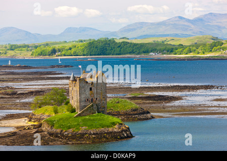 Castle Stalker ist ein Turmhaus 15. Jahrhundert auf einer Gezeiten-Insel auf Loch Laich. Stockfoto