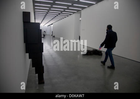 27. November 2012. Bermondsey London, UK. Britische Künstler Antony Gormley stellt seine neue Arbeit als Modell in der White Cube Gallery in Bermondsey London bezeichnet. Die Arbeiten bestehen aus Skulptur und Gebäude einschließlich 100 Tonnen Blech Stahl welche Will result in der Galerie bis 10. Februar 2013 Credit: Amer Ghazzal / Alamy Live News Stockfoto