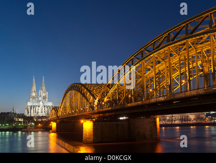 Abends Blick auf Kölner Dom und Hohenzollern Brücke über den Rhein in Deutschland Stockfoto