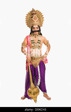 Porträt eines Mannes verkleidete als Ravana den hinduistischen mythologischen Charakter und hält ein Streitkolben Stockfoto