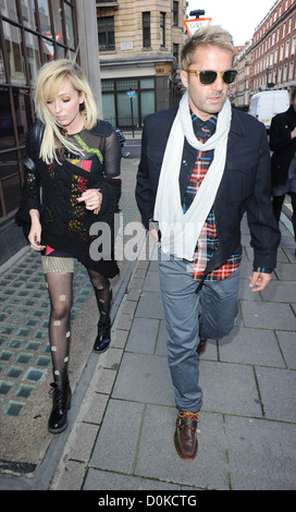 The Ting Tings - Katie White, Jules De Martino prominente außerhalb der BBC Radio One Studios London, England - 06.10.10 Stockfoto