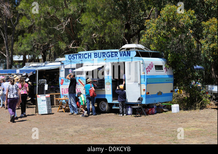 Wohnwagen verkauft eine Vielzahl von Fastfood, einschließlich Strauß, Emu und Känguru Burger im Land Landwirtschaftsausstellung, Australien Stockfoto