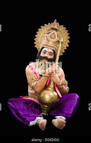 Porträt eines Mannes verkleidete als Ravana den hinduistischen mythologischen Charakter und hält ein Streitkolben Stockfoto