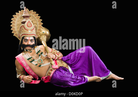 Porträt eines Mannes verkleidete als Ravana den hinduistischen mythologischen Charakter und hält ein Streitkolben Stockfoto