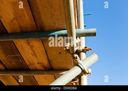 Schließen unter Gerüst Gelenke unter Verwendung von Gerüsten Pole und Kupplungen Plattform, England, Großbritannien Stockfoto