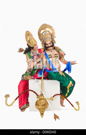 Zwei Bühnenkünstler verkleidete als Rama und Ravana die hinduistischen mythologischen Figuren Stockfoto