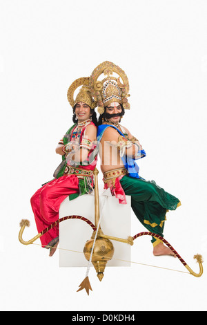 Zwei Bühnenkünstler verkleidete als Rama und Ravana die hinduistischen mythologischen Figuren Stockfoto