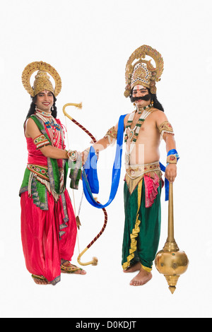 Zwei Bühnenkünstler verkleidete als Rama und Ravana und Hände schütteln Stockfoto