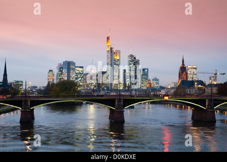 Abends Blick auf Skyline von Frankfurt Bankenviertel in Deutschland Stockfoto