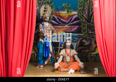 Zwei Bühnenkünstler verkleidete als Rama und Ravana die hinduistischen mythologischen Figuren Stockfoto