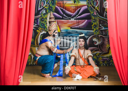 Zwei Bühnenkünstler verkleidete als Rama und Ravana die hinduistischen mythologischen Figuren Stockfoto