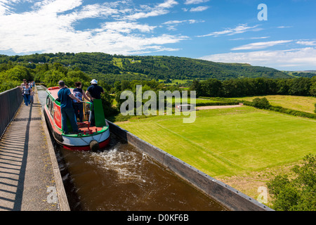 Ein Binnenschiff Fahrt entlang der Pontcysyllte-Aquädukt die schiffbaren Aquädukt, das trägt Llangollen Kanal über den vall Stockfoto