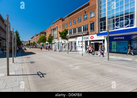 Ein Blick entlang der Hauptstraße in Exeter. Stockfoto