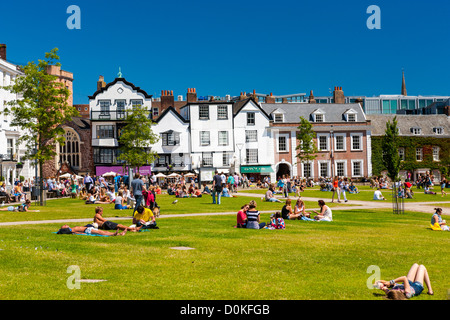 Menschen entspannen auf dem Rasen am Cathedral Close. Stockfoto