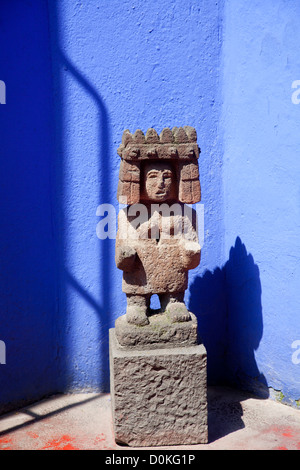 Vorspanische Artefakt-Statue im Museo Frida Kahlo Gärten in Coyoacan in Mexiko-Stadt DF Stockfoto