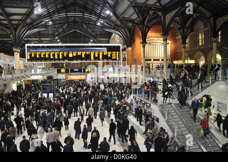 Liverpool Street Station, Pendler unterwegs nach Hause Stockfoto