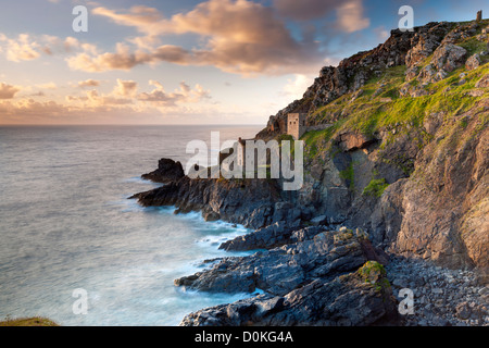 Überreste der Kronen Tin mine Maschinenhäuser entlang der Atlantikküste Cornish. Stockfoto