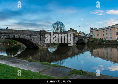 Totnes Devon England. 26. November 2012. Brücke im Stadtzentrum von Totnes. Es ist der tiefste Punkt des River Dart. Stockfoto