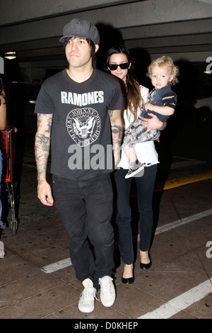 Ashley Simpson-Wentz, Pete Wentz und ihr Sohn Bronx Mowgli Wentz außerhalb einkaufen Van Nuys Los Angeles, USA - 21.08.10 Stockfoto