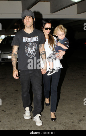 Ashley Simpson-Wentz, Pete Wentz und ihr Sohn Bronx Mowgli Wentz außerhalb einkaufen Van Nuys Los Angeles, USA - 21.08.10 Stockfoto