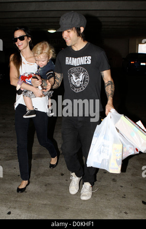 Ashley Simpson-Wentz, Pete Wentz und ihr Sohn Bronx Mowgli Wentz außerhalb einkaufen Van Nuys Los Angeles, USA - 21.08.10 Stockfoto