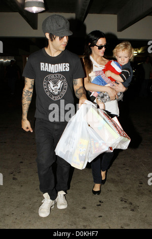 Ashley Simpson-Wentz, Pete Wentz und ihr Sohn Bronx Mowgli Wentz außerhalb einkaufen Van Nuys Los Angeles, USA - 21.08.10 Stockfoto