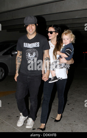 Ashley Simpson-Wentz, Pete Wentz und ihr Sohn Bronx Mowgli Wentz außerhalb einkaufen Van Nuys Los Angeles, USA - 21.08.10 Stockfoto