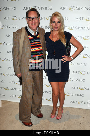 Vic Reeves und Nancy Sorrell Kunst des Gebens - Vernissage, statt in der Saatchi Gallery. London, England - 07.10.10 Stockfoto