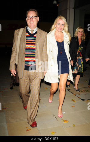 Nancy Sorrell und Vic Reeves Kunst des Gebens - Vernissage statt in der Saatchi Gallery London, England - 07.10.10 Stockfoto