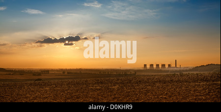 Ein fern-Blick auf Ratcliffe-on-Soar Kraftwerk. Stockfoto