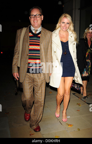 Nancy Sorrell und Vic Reeves Kunst des Gebens - Vernissage in der Saatchi Gallery statt. London, England - 07.10.10 Stockfoto