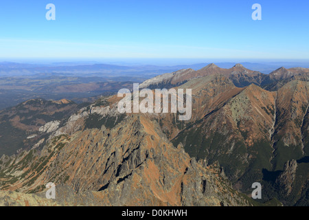 Blick vom Gipfel Rysy über Bielovodská Dolina in Richtung Belianske Tatry, hohe Tatra, Slowakei. Stockfoto