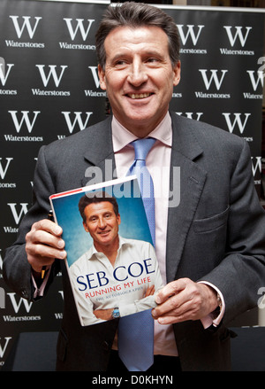 Sebastian Coe Autogrammstunde bei Waterstones in Leadenhall Market, London, heute Mittag (15/11/2012) Stockfoto