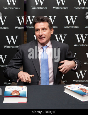 Sebastian Coe Autogrammstunde bei Waterstones in Leadenhall Market, London, heute Mittag (15/11/2012) Stockfoto