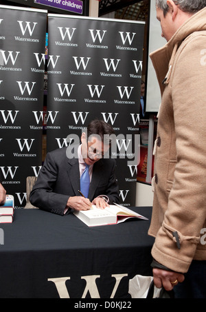 Sebastian Coe Autogrammstunde bei Waterstones in Leadenhall Market, London, heute Mittag (15/11/2012) Stockfoto