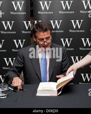 Sebastian Coe Autogrammstunde bei Waterstones in Leadenhall Market, London, heute Mittag (15/11/2012) Stockfoto