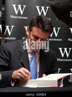 Sebastian Coe Autogrammstunde bei Waterstones in Leadenhall Market, London, heute Mittag (15/11/2012) Stockfoto