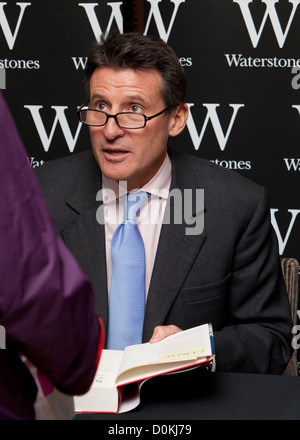 Sebastian Coe Autogrammstunde bei Waterstones in Leadenhall Market, London, heute Mittag (15/11/2012) Stockfoto