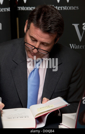 Sebastian Coe Autogrammstunde bei Waterstones in Leadenhall Market, London, heute Mittag (15/11/2012) Stockfoto